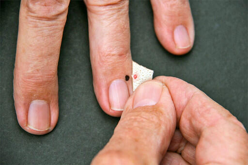 Aku-kvick akupressurplåster appliceras direkt på huden för att hjälpa mot olika smärtor.